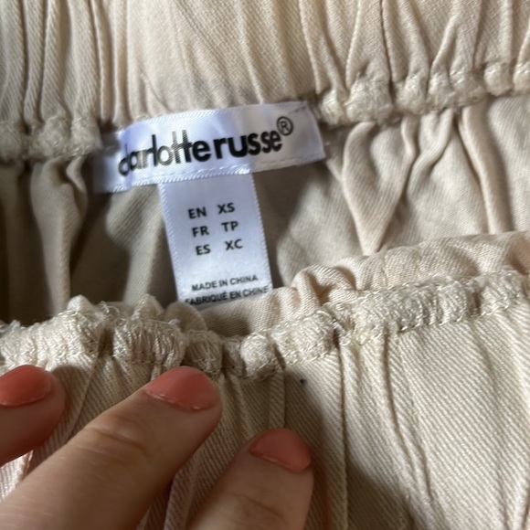 Cream colored flower shorts with bowtie upfront from Charlotte Russe xs womens - Picture 2 of 3